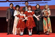 丸美屋食品ミュージカル「アニー」フォトセッションの様子。前列左から野村里桜、会百花、後列左から青柳塁斗、マルシア、藤本隆宏、彩乃かなみ、山本紗也加。