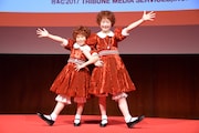 丸美屋食品ミュージカル「アニー」フォトセッションの様子。左から野村里桜、会百花。