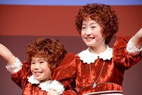 丸美屋食品ミュージカル「アニー」フォトセッションの様子。左から野村里桜、会百花。