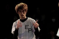 「Take me out」より、栗原類演じるシェーン・マンギット。（撮影：岡千里）