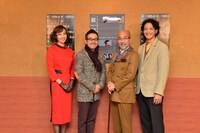 直人と倉持の会 vol.2「磁場」フォトセッションの様子。左から大空祐飛、田口トモロヲ、竹中直人、渡部豪太。（撮影：柴田和彦）