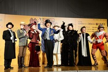 ミュージカル「紳士のための愛と殺人の手引き」製作発表記者会見の冒頭で、自身が演じ分ける7役を引き連れ登場する市村正親。