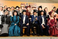 ミュージカル「紳士のための愛と殺人の手引き」フォトセッションの様子。前列左から春風ひとみ、宮澤エマ、ウエンツ瑛士、市村正親、柿澤勇人、シルビア・グラブ。