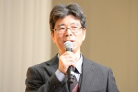 演出の寺崎秀臣。