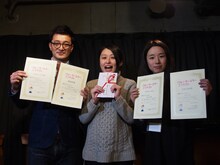 第5回クォータースターコンテスト（QSC）より、グランプリを獲得した藤原佳奈（中央）。