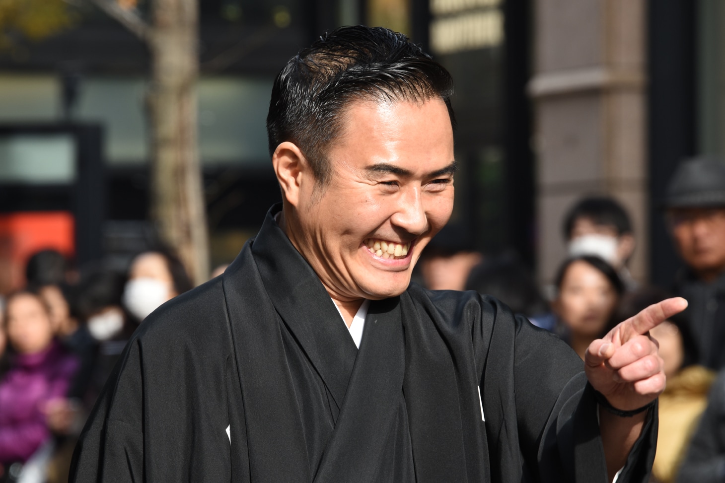市川右近