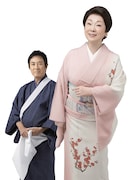 「あなたがいれば」より。左から田村亮演じる板前・真吉、由紀さおり演じる女将・勢津。