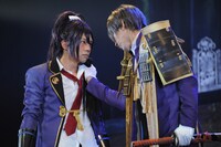 「舞台『刀剣乱舞』虚伝 燃ゆる本能寺」再演より、左から椎名鯛造演じる不動行光、和田雅成演じるへし切長谷部。