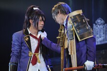 「舞台『刀剣乱舞』虚伝 燃ゆる本能寺」再演より、左から椎名鯛造演じる不動行光、和田雅成演じるへし切長谷部。