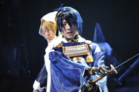 「舞台『刀剣乱舞』虚伝 燃ゆる本能寺」再演より、左から荒牧慶彦演じる山姥切国広、鈴木拡樹演じる三日月宗近。