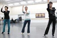 「THE レビュー『カーテンコールをもう一度！』」稽古場より、左から左から前田美波里、中尾ミエ、金井克子。