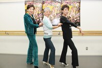 「THE レビュー『カーテンコールをもう一度！』」稽古場で行われたフォトセッションの様子。左から前田美波里、中尾ミエ、金井克子。