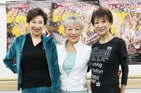 「THE レビュー『カーテンコールをもう一度！』」稽古場で行われたフォトセッションの様子。左から前田美波里、中尾ミエ、金井克子。