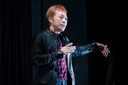 「スルース～探偵～」ゲネプロより、音尾琢真演じるマイロ・ティンドル。（撮影：引地信彦）