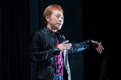 「スルース～探偵～」ゲネプロより、音尾琢真演じるマイロ・ティンドル。（撮影：引地信彦）