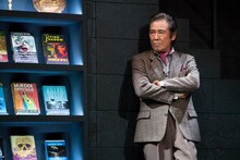 「スルース～探偵～」ゲネプロより、左から西岡徳馬演じるアンドリュー・ワイク。（撮影：引地信彦）