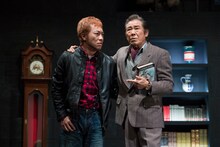 「スルース～探偵～」ゲネプロより、左から音尾琢真演じるマイロ・ティンドル、西岡徳馬演じるアンドリュー・ワイク。（撮影：引地信彦）