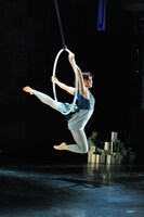 ながめくらしつ「心を置いて飛んでゆく」ゲネプロの様子。(c)Mariko Matsubayashi