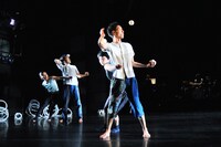 ながめくらしつ「心を置いて飛んでゆく」ゲネプロの様子。(c)Mariko Matsubayashi