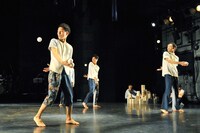 ながめくらしつ「心を置いて飛んでゆく」ゲネプロの様子。(c)Mariko Matsubayashi