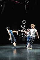 ながめくらしつ「心を置いて飛んでゆく」ゲネプロの様子。(c)Mariko Matsubayashi