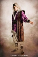 オリジナルキャラクターに扮する崎山つばさ。