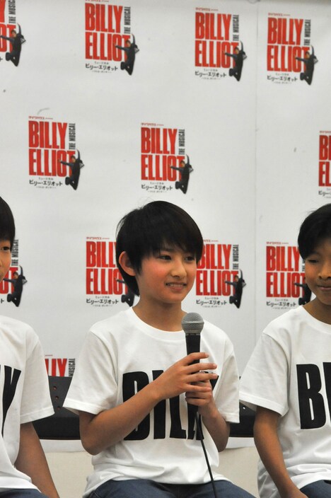 堂本光一のフライングに憧れて、フライングシーンのある本作のオーディションを受けたという前田晴翔。