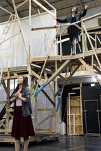 ミュージカル「ロミオ＆ジュリエット」稽古場より、上からロミオ役の古川雄大、ジュリエット役の木下晴香。