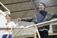 ミュージカル「ロミオ＆ジュリエット」稽古場より、左からジュリエット役の生田絵梨花、ロミオ役の大野拓朗。
