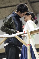 ミュージカル「ロミオ＆ジュリエット」稽古場より、左からロミオ役の大野拓朗、ジュリエット役の生田絵梨花。