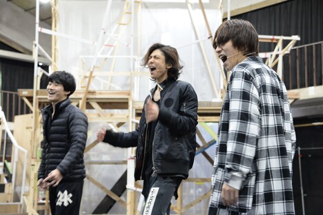 ミュージカル「ロミオ＆ジュリエット」稽古場より、左からベンヴォーリオ役の馬場徹、ロミオ役の古川雄大、マーキューシオ役の平間壮一。