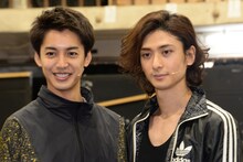 ミュージカル「ロミオ＆ジュリエット」稽古場で行われたフォトセッションの様子。左から大野拓朗、古川雄大。