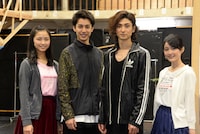 ミュージカル「ロミオ＆ジュリエット」稽古場で行われたフォトセッションの様子。左から木下晴香、大野拓朗、古川雄大、生田絵梨花