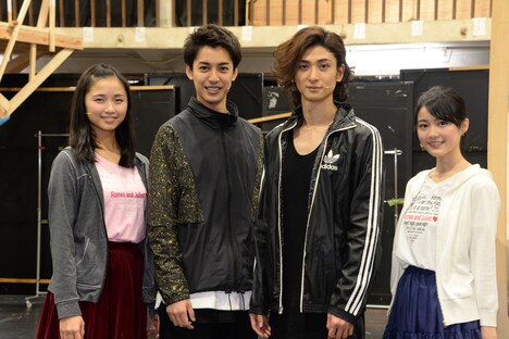ミュージカル「ロミオ＆ジュリエット」稽古場で行われたフォトセッションの様子。左から木下晴香、大野拓朗、古川雄大、生田絵梨花