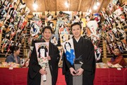 東京・浅草寺の羽子板市に登場した尾上松也（右）と中村壱太郎（左）。