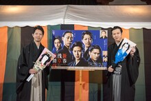 東京・浅草寺の羽子板市に登場した尾上松也（右）と中村壱太郎（左）。