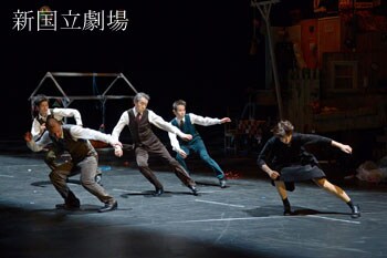 2014年に上演された、小野寺修二 カンパニーデラシネラ「ある女の家」より。（撮影：鹿摩隆司）