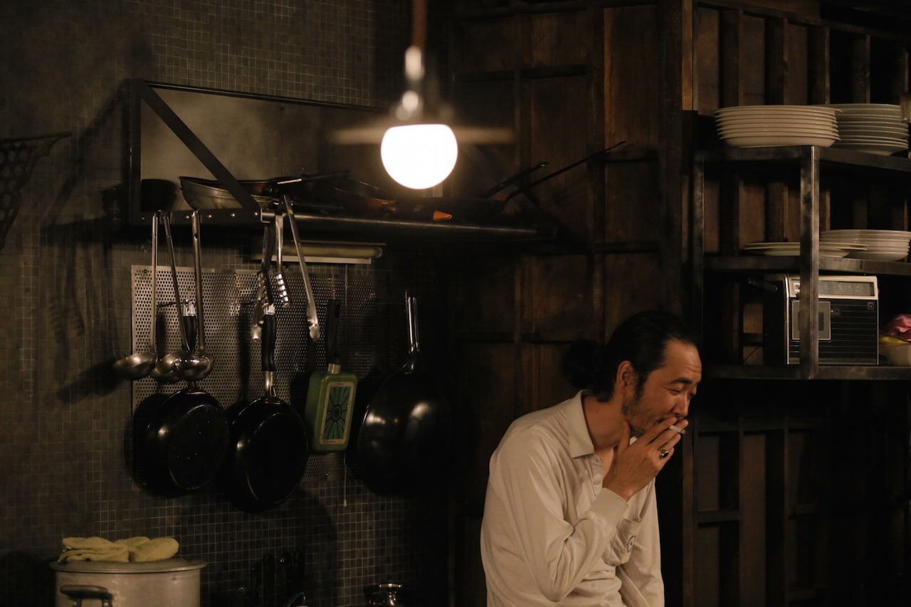 眼前でふわっふわのオムライスが……庭劇団ペニノ「ダークマスター」が大阪に凱旋