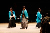 高木トモユキ演じる土方歳三、郷本直也演じる近藤勇、栩原楽人演じる沖田総司。 撮影：岸隆子（Studio Elenish）、安田新之助