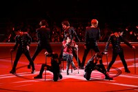 「解けない魔法」を歌う佐藤流司演じる加州清光。 撮影：岸隆子（Studio Elenish）、安田新之助