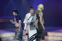 ミュージカル「Dance with Devils～D.C.（ダ・カーポ）～」より、左から安川純平演じる棗坂シキ、神里優希演じる楚神ウリエ、吉岡佑演じる南那城メィジ。