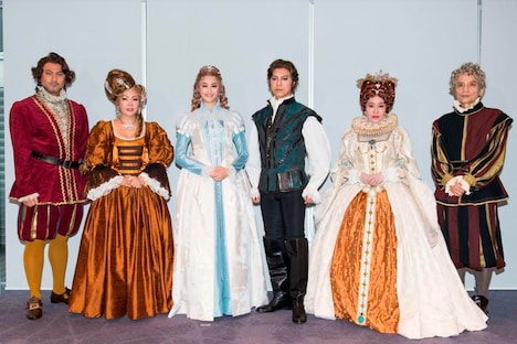 「『シェイクスピア物語』～真実の愛～」囲み取材より。左から藤本隆宏、小川菜摘、観月ありさ、上川隆也、十朱幸代、秋野太作。（撮影：引地信彦）