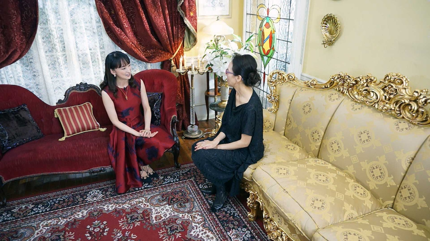 BS朝日「ザ・インタビュー ～トップランナーの肖像～」より、左から花總まり、ヤン・ヨンヒ。(c)BS朝日