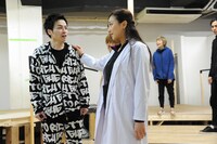 エン*ゲキ#02「スター☆ピープルズ!!」稽古より、左から鈴木勝吾演じるスター、透水さらさ演じるユキ。