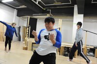 エン*ゲキ#02「スター☆ピープルズ!!」稽古より、オラキオ演じるホープ。