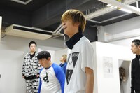 エン*ゲキ#02「スター☆ピープルズ!!」稽古より、赤澤燈演じるライト（中央）。