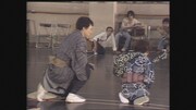 NHK総合「耳をすませば」より、1984年に上演された「元禄港歌」の稽古風景。平幹二朗の演技を見つめる蜷川幸雄。(c)日本放送協会