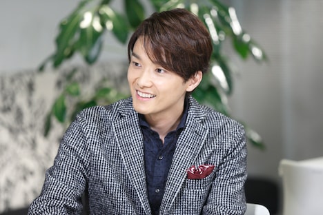 WOWOWライブ「それゆけ！ミュージカル応援し隊 井上芳雄の小部屋」より、井上芳雄。