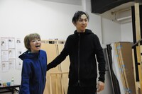 エン*ゲキ#02「スター☆ピープルズ!!」稽古より、左から吉田仁美演じるフラッシュ、井澤勇貴演じるビーム。