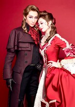 宝塚歌劇星組「ミュージカル『THE SCARLET PIMPERNEL（スカーレット ピンパーネル）』」宣伝用写真。左から紅ゆずる演じるパーシー・ブレイクニー、綺咲愛里演じるマルグリット・サン・ジュスト。(c)宝塚歌劇団（photo by Leslie Kee）